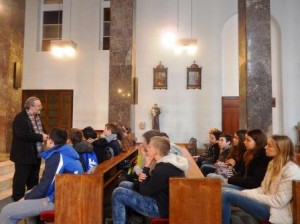Franjevac Antun Branko Periša govorio je učenicima o crkvi i franjevačkom samostanu