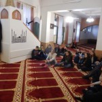 Učenici okupljeni u islamskoj bogomolji